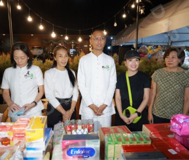 ภาพบรรยากาศรับบริจาคช่วยน้ำท่วม เจนนี่ ได้หมดถ้าสดชื่น