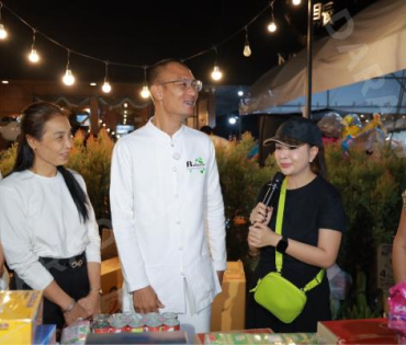 ภาพบรรยากาศรับบริจาคช่วยน้ำท่วม เจนนี่ ได้หมดถ้าสดชื่น