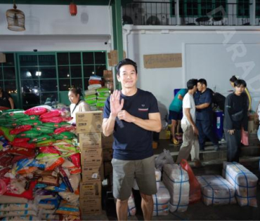 ภาพบรรยากาศรับบริจาคช่วยน้ำท่วม เจนนี่ ได้หมดถ้าสดชื่น