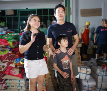 ภาพบรรยากาศรับบริจาคช่วยน้ำท่วม เจนนี่ ได้หมดถ้าสดชื่น