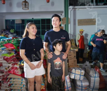 ภาพบรรยากาศรับบริจาคช่วยน้ำท่วม เจนนี่ ได้หมดถ้าสดชื่น