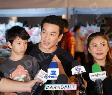 ภาพบรรยากาศรับบริจาคช่วยน้ำท่วม เจนนี่ ได้หมดถ้าสดชื่น