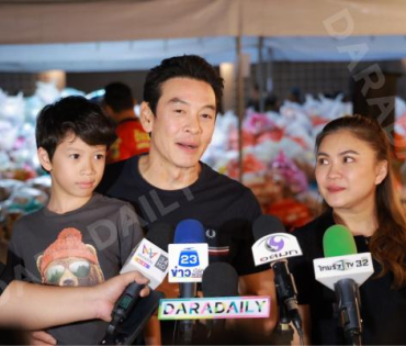 ภาพบรรยากาศรับบริจาคช่วยน้ำท่วม เจนนี่ ได้หมดถ้าสดชื่น