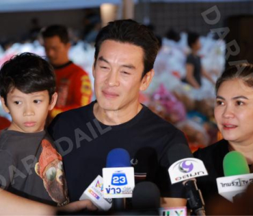 ภาพบรรยากาศรับบริจาคช่วยน้ำท่วม เจนนี่ ได้หมดถ้าสดชื่น