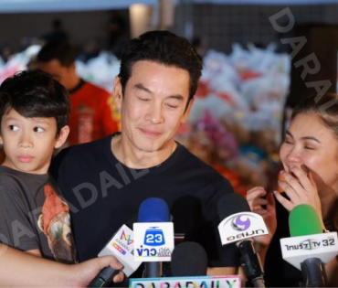 ภาพบรรยากาศรับบริจาคช่วยน้ำท่วม เจนนี่ ได้หมดถ้าสดชื่น