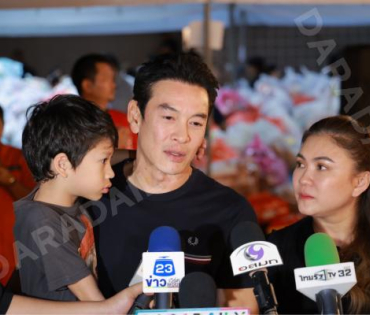 ภาพบรรยากาศรับบริจาคช่วยน้ำท่วม เจนนี่ ได้หมดถ้าสดชื่น