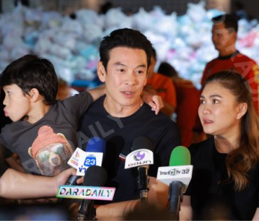 ภาพบรรยากาศรับบริจาคช่วยน้ำท่วม เจนนี่ ได้หมดถ้าสดชื่น