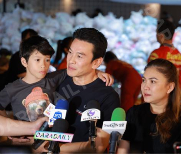 ภาพบรรยากาศรับบริจาคช่วยน้ำท่วม เจนนี่ ได้หมดถ้าสดชื่น