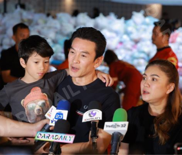 ภาพบรรยากาศรับบริจาคช่วยน้ำท่วม เจนนี่ ได้หมดถ้าสดชื่น