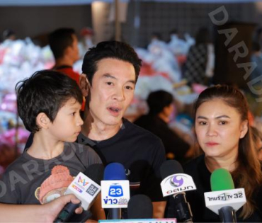 ภาพบรรยากาศรับบริจาคช่วยน้ำท่วม เจนนี่ ได้หมดถ้าสดชื่น