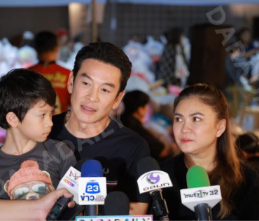 ภาพบรรยากาศรับบริจาคช่วยน้ำท่วม เจนนี่ ได้หมดถ้าสดชื่น