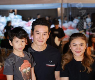 ภาพบรรยากาศรับบริจาคช่วยน้ำท่วม เจนนี่ ได้หมดถ้าสดชื่น