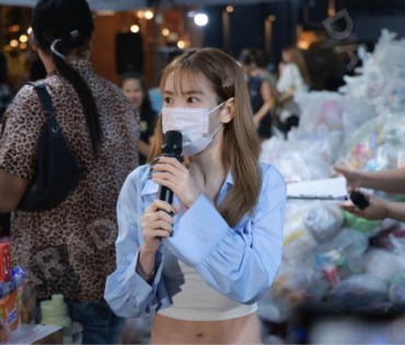 ภาพบรรยากาศรับบริจาคช่วยน้ำท่วม เจนนี่ ได้หมดถ้าสดชื่น