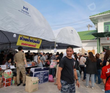 ภาพบรรยากาศรับบริจาคช่วยน้ำท่วม เจนนี่ ได้หมดถ้าสดชื่น