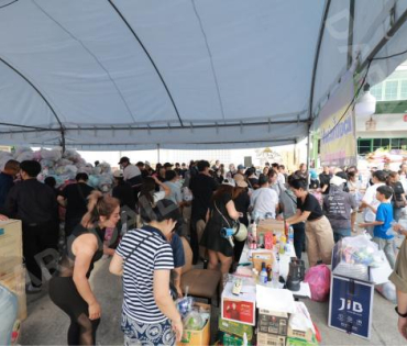 ภาพบรรยากาศรับบริจาคช่วยน้ำท่วม เจนนี่ ได้หมดถ้าสดชื่น