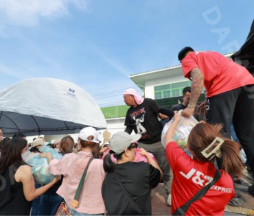 ภาพบรรยากาศรับบริจาคช่วยน้ำท่วม เจนนี่ ได้หมดถ้าสดชื่น