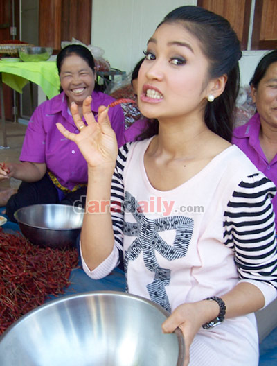 "ชมพู่ก่อนบ่าย"ยิ้มร่าประเดิมพิธีกรชวนชิม"อร่อยแน่"