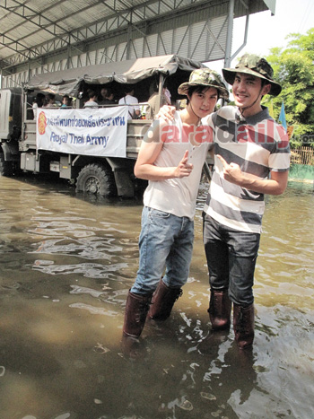 “พีช-เต๋อ” ส่งข้าวน้ำถึงคนน้ำท่วม