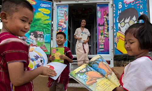 ยูนิเซฟส่งรถห้องสมุดเคลื่อนที่สร้างนิสัยรักการอ่านที่โรงเรียนบ้านห้วยผึ้ง แม่ฮ่องสอน