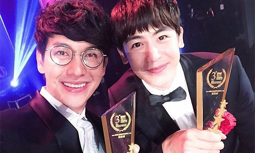 เลิศหรือร่วง? เปิดภาพแฟชั่นคนบันเทิง ในงาน "Thailand Headlines Person Of the Year 2015"